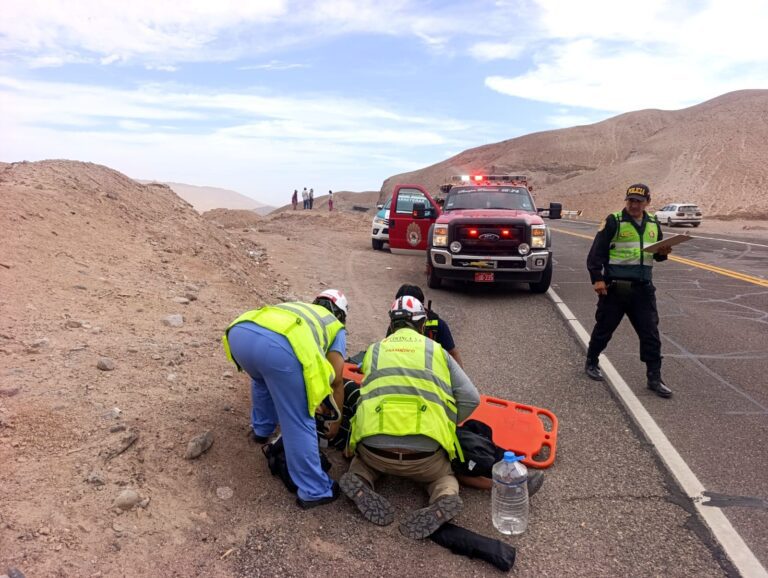 Vehículo cae a un barranco tras despiste en Moquegua