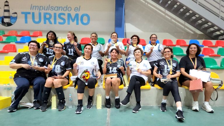 Merecido reconocimiento a basquetbolistas juveniles ileñas 1977–1979