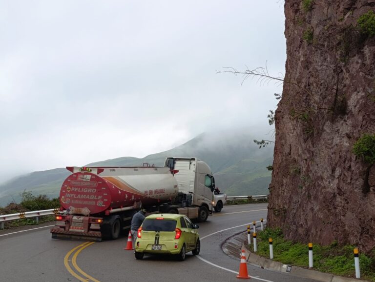 Vehículo impacta contra cerro en curva de alto riesgo de la carretera Binacional