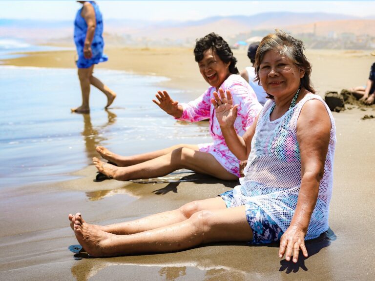 Más de 100 adultos mayores de Islay Matarani visitan playas de Mejía 