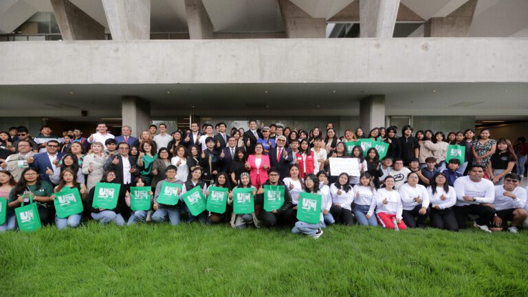 Anglo American entrega 400 nuevas becas técnicas y profesionales para jóvenes moqueguanos