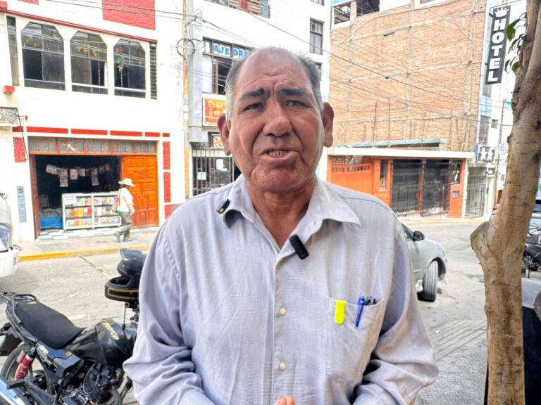 Regidor de San Antonio advierte retrasos en obras por procesos fallidos