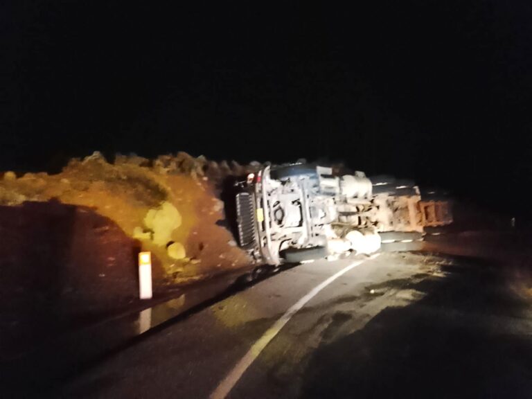 Camión cisterna vuelca en la Carretera Binacional y conductor desaparece