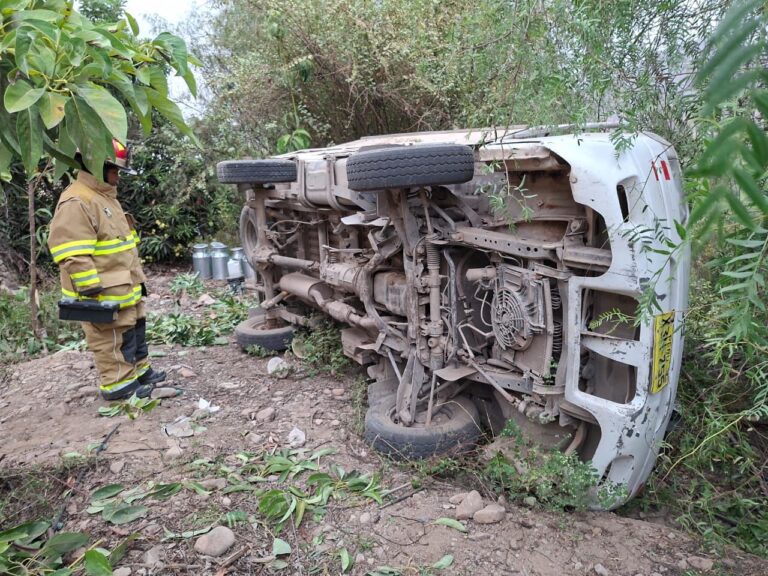 Vehículo cae a barranco de 25 metros en sector “El Rayo”
