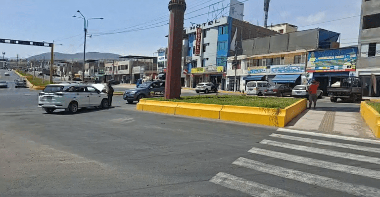 Dos vehículos chocan en rotonda de ingreso a Alto Inclán