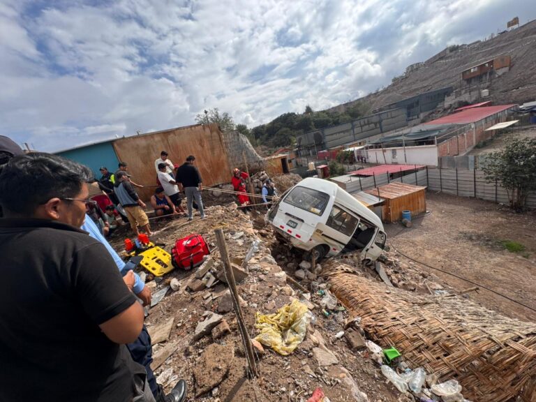Combi cae a barranco en Chen Chen y deja a un adulto mayor herido