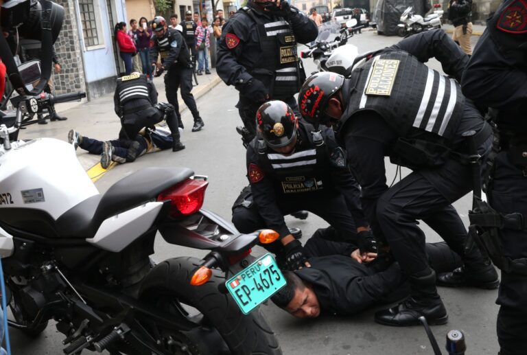 Comprémosles el día franco a los policías y duplicamos seguridad en las calles