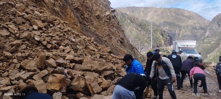 Derrumbe pone en riesgo tránsito en la vía Ichuña – Yunga