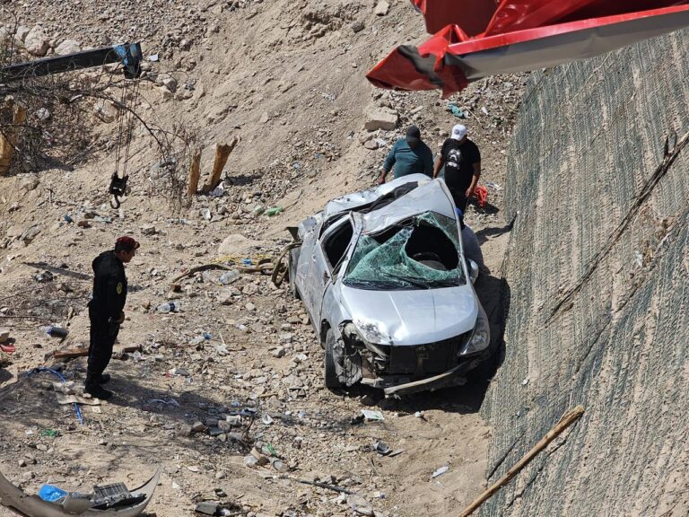 Fatal accidente en Chen Chen deja un muerto y un herido grave tras despiste y volcadura