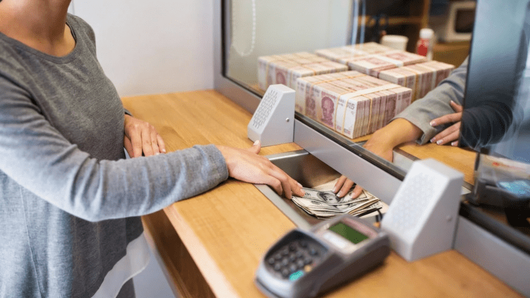 ¿Cuánto ganaron al día los bancos y cajas municipales en el Perú durante 2025?