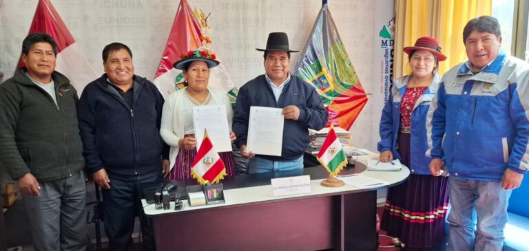 Ichuña y Yunga firman convenio para atender vías durante temporada de lluvias
