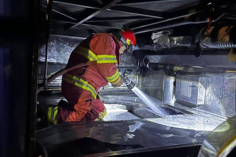 Amago de incendio en bus fue controlado en la vía a Torata