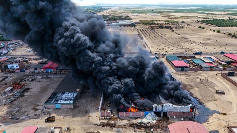 Voraz incendio arrasa planta de aceite de oliva en La Yarada Los Palos