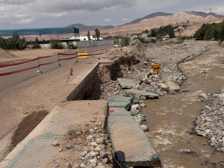 Al menos 20 metros de vereda cae en el malecón ribereño por lluvias