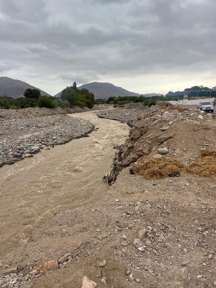 Al menos 20 metros de vereda cae en el malecón ribereño por lluvias 1 Ingreso rio Moquegua afecta parte del malecon altura de grifo 18022026 4 La Prensa Regional