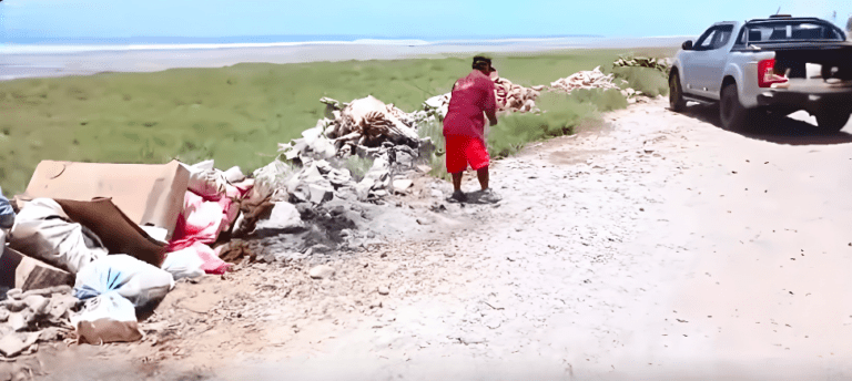 Punta de Bombón: descubren infraganti a vecino arrojando basura en vía a playas