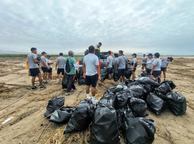 Limpian desembocadura del río Tambo en torno al santuario lagunas de Mejía 