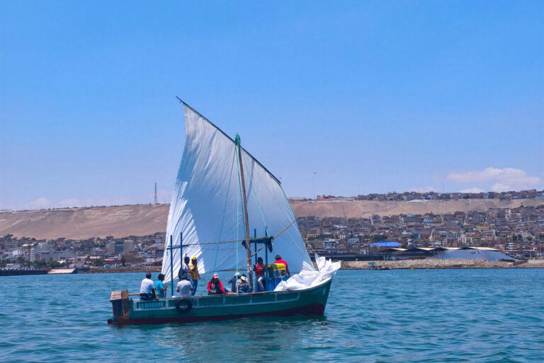 PRODUCE capacita en navegación a vela a pescadores artesanales de Ilo
