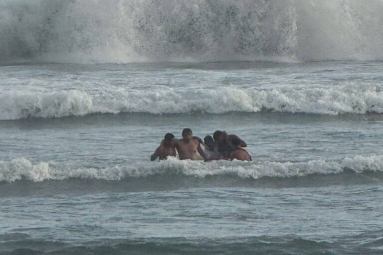 Rescate de doce bañistas evita tragedia en playas de Ilo