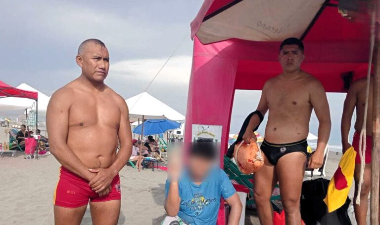 Salvavidas auxilian a bañista en Punta de Bombón