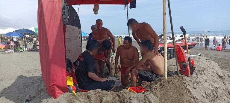 Intensa labor de rescatistas PNP en playas de Mollendo