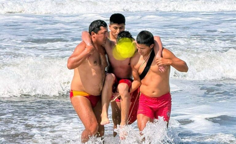 Rescatan a menor arrastrado en la primera playa