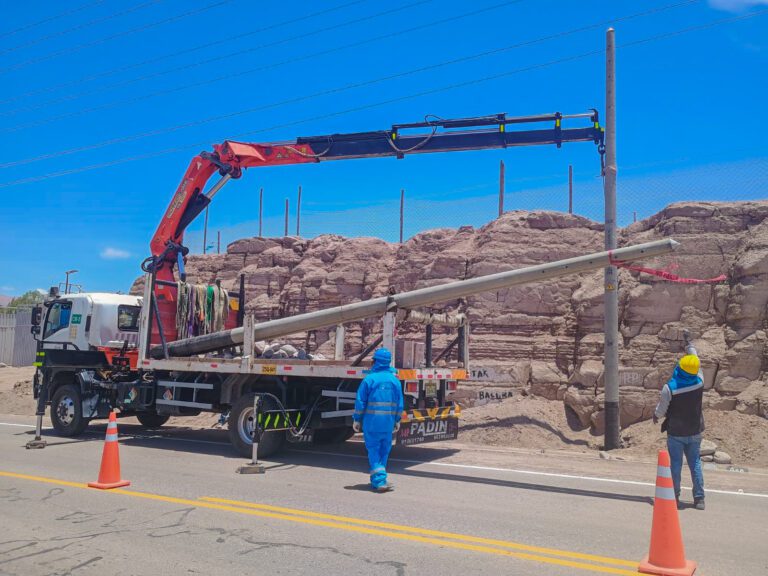 San Antonio instala postes con luminarias solares en tramo de la Panamericana