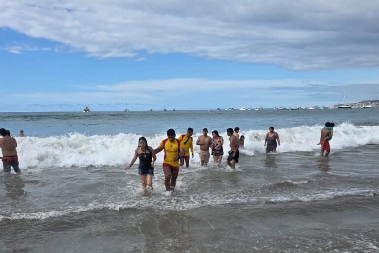 Unidad de Salvataje rescata a ocho bañistas en la playa Pozo de Lisas de Ilo
