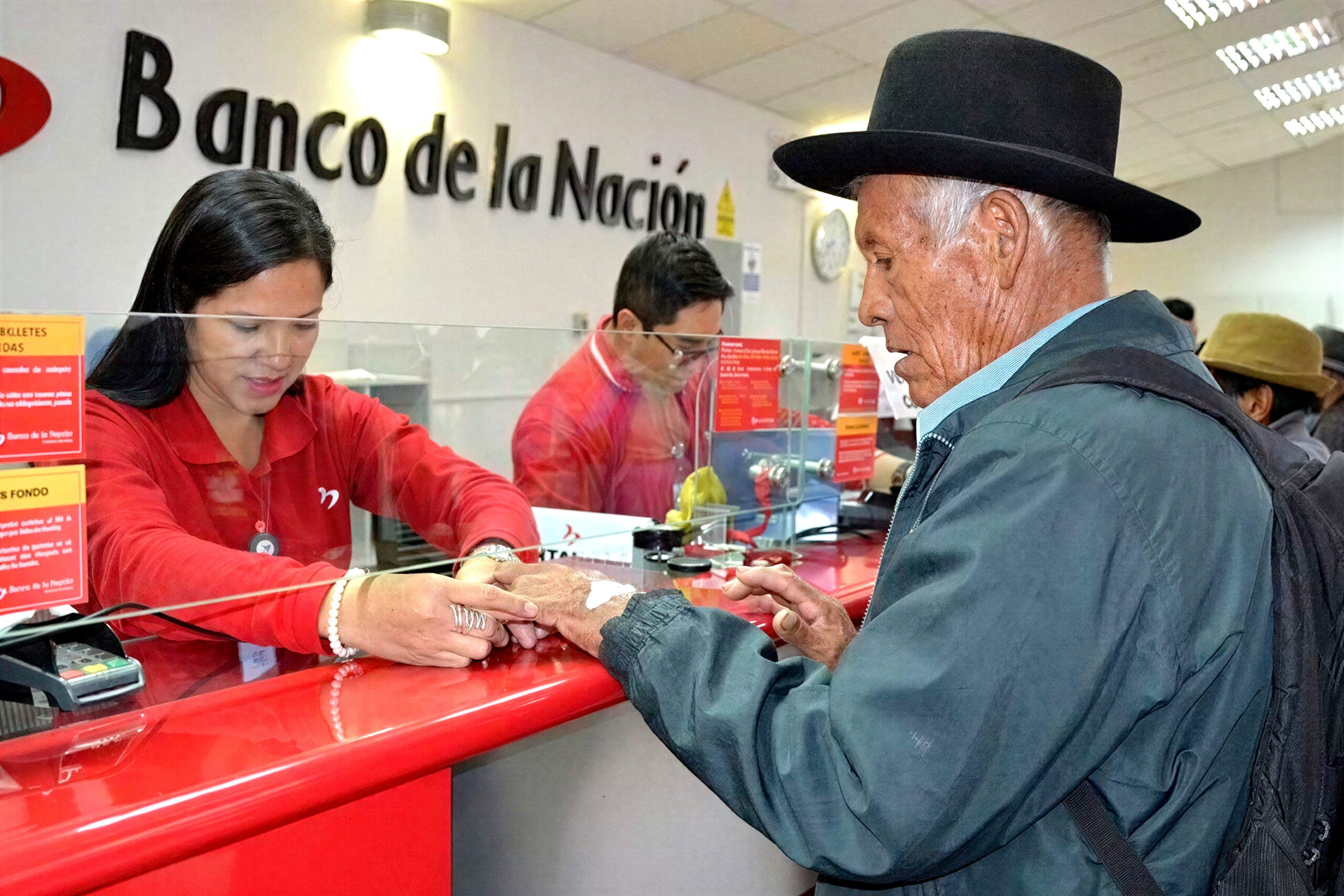 Trinquetes Políticos: Autoridades de Moquegua en Palacio de Pizarro 1 Ventanilla Banco de la Nacion a.png scaled La Prensa Regional