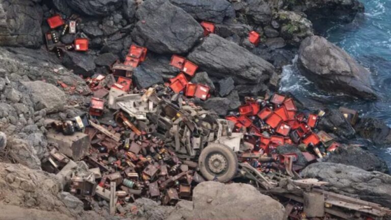 Camión de cerveza cae al mar y deja un muerto
