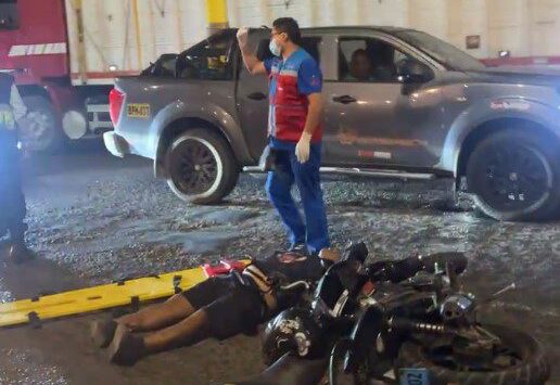 Motociclista resulta herido tras choque con taxi