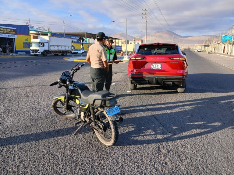 Motociclista resulta herido tras choque por alcance en la Pampa Inalámbrica