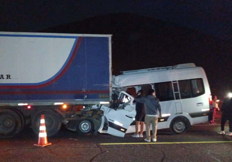 Cuatro muertos tras choque de miniván contra camión en el sector El Fiscal