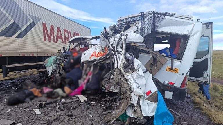 Imata: once muertos en choque frontal entre minivan y trailer