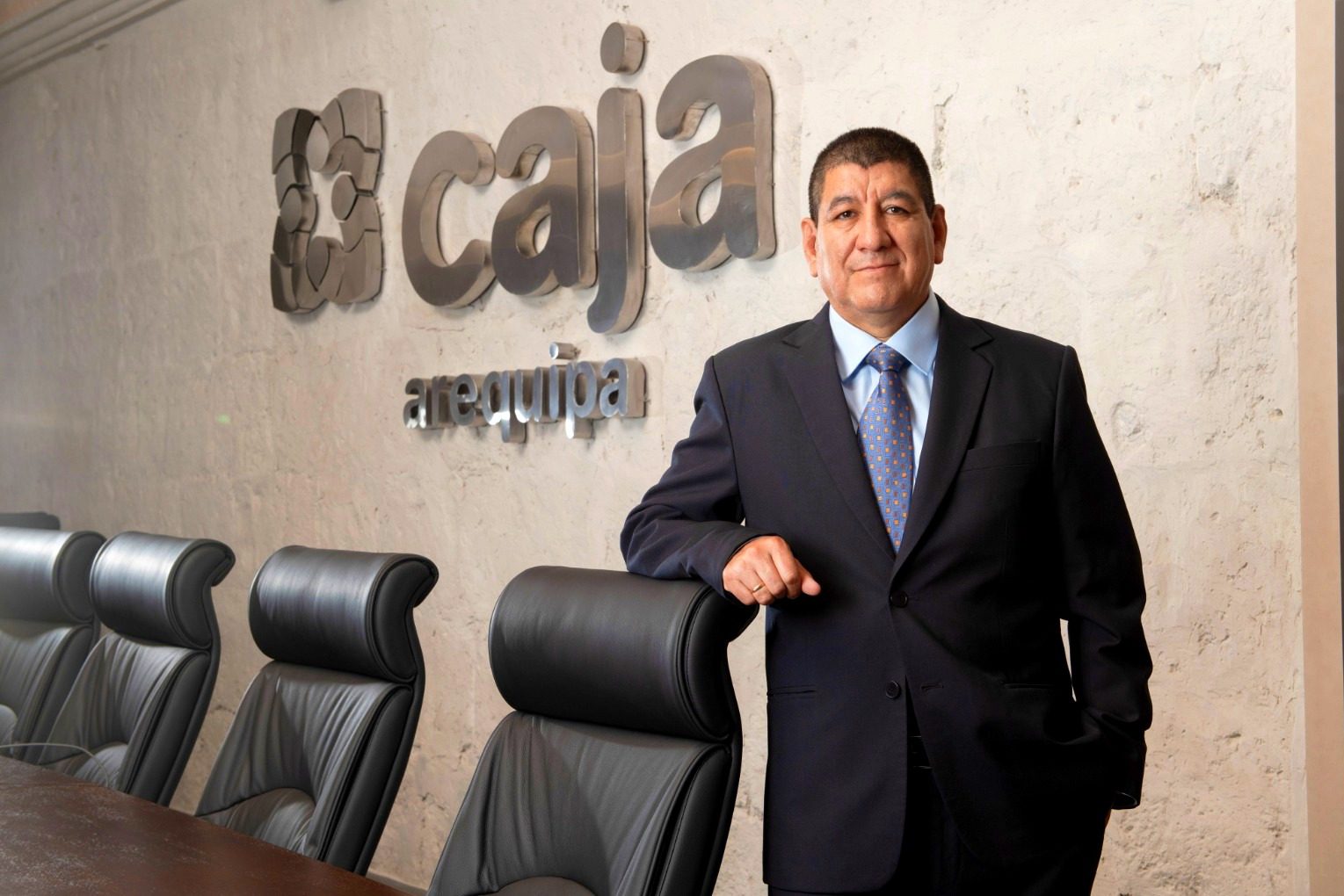 Caja Arequipa se posiciona como la entidad líder en experiencia del cliente en el sector microfinanzas 1 Caja Arequipa lider en experiencia del cliente 14032026 2 Luis Gallegos gerente central de Negocios La Prensa Regional