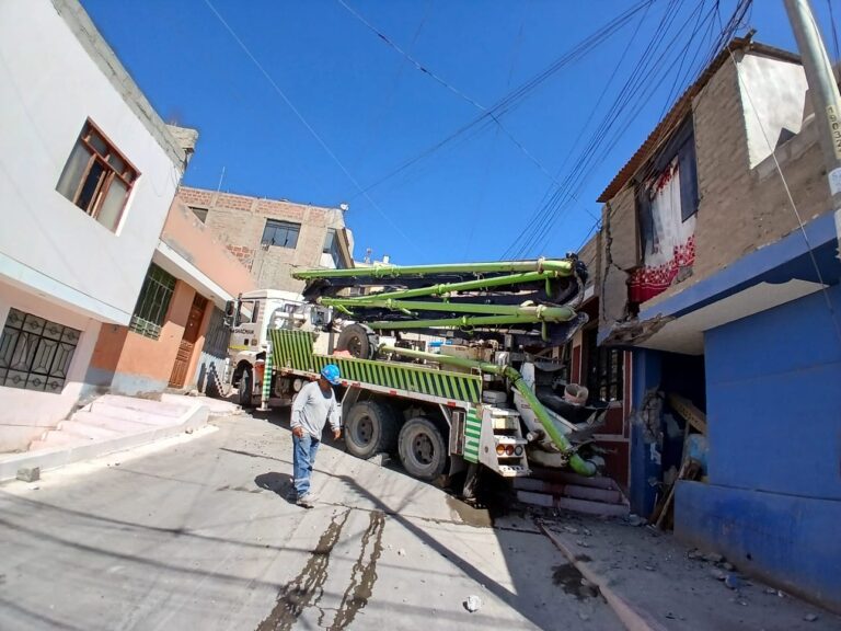 Ilo: Camión grúa se despista y destruye parte de vivienda en Santa Cruz