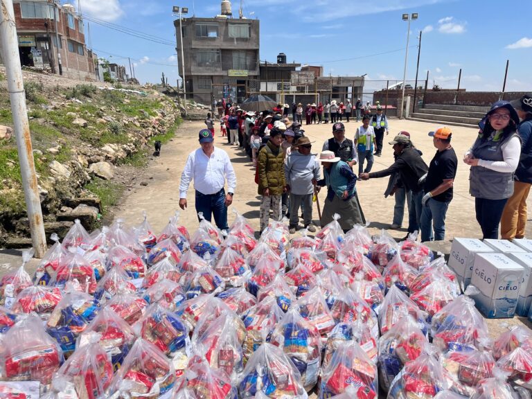 Damnificados por lluvias reciben canastas de víveres en Arequipa