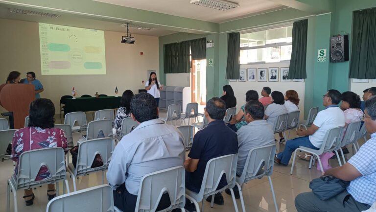 Docentes de Islay participan en charlas sobre salud mental