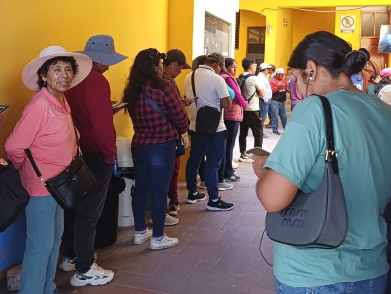 Largas colas y reclamos en la Municipalidad de Torata por falta de atención en convocatoria laboral