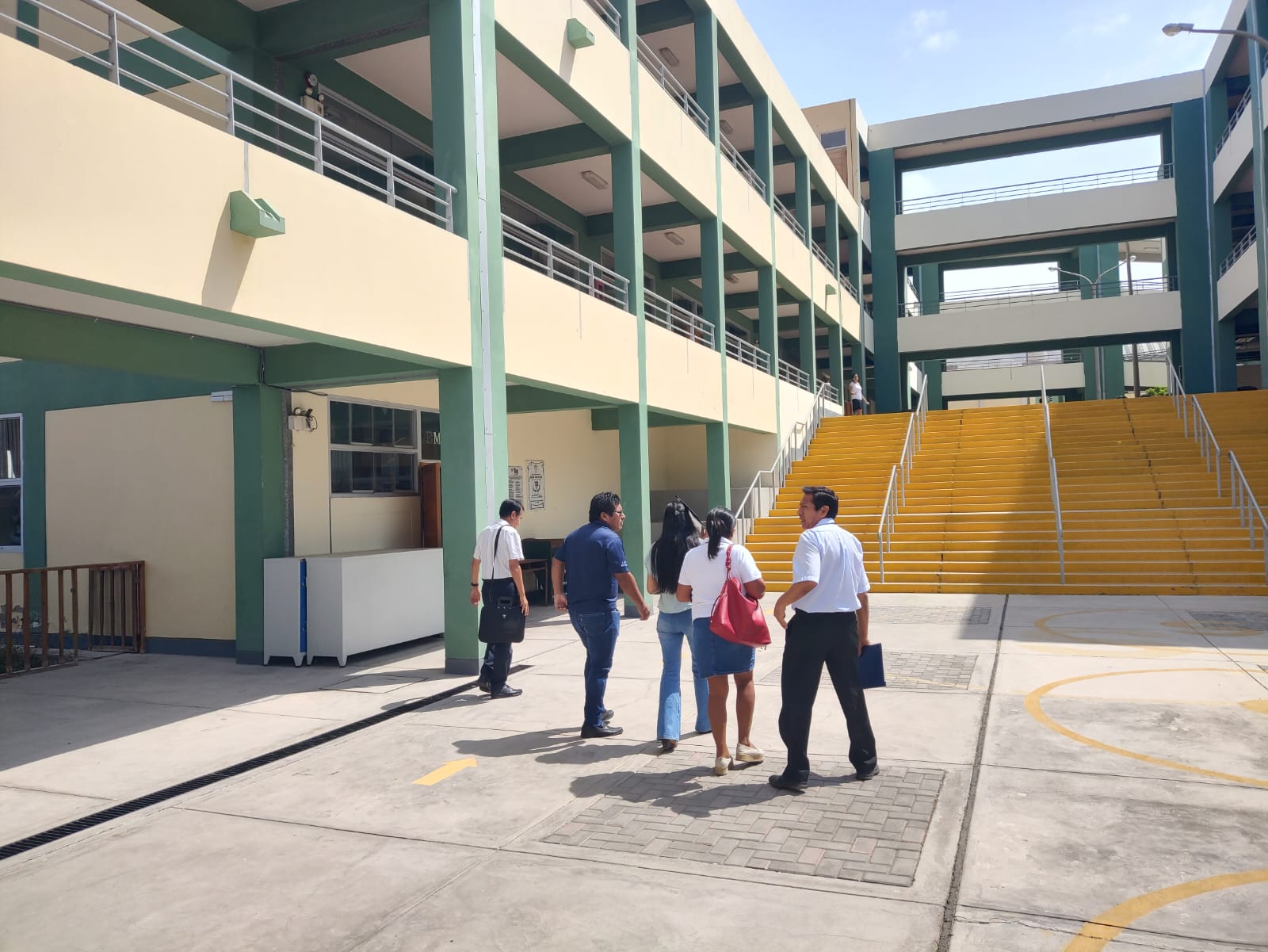 UGEL Islay interviene colegio Deán Valdivia por denuncias reiteradas 1 Comisiones especialistas UGEL Islay interviniendo colegio Dean Valdivia 25032026 La Prensa Regional