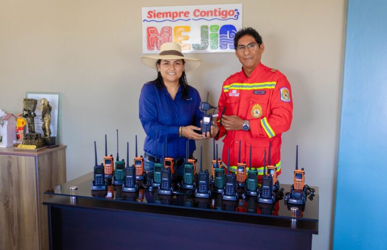 Bomberos de Islay reciben radios de comunicación del municipio de Mejía