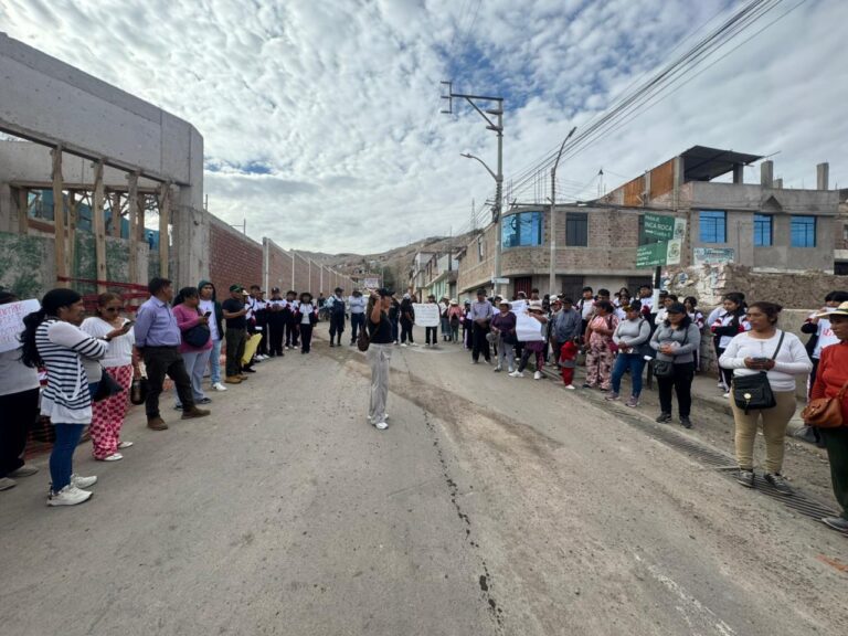 Padres de familia denuncian incumplimiento de clases presenciales en colegio Juan Scarsi