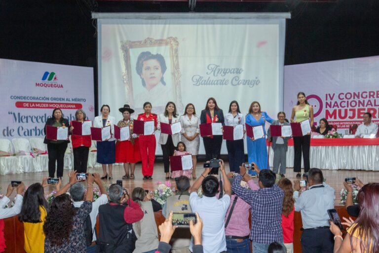 Gobierno regional condecoró a 12 mujeres con la “Orden al mérito de la mujer moqueguana”