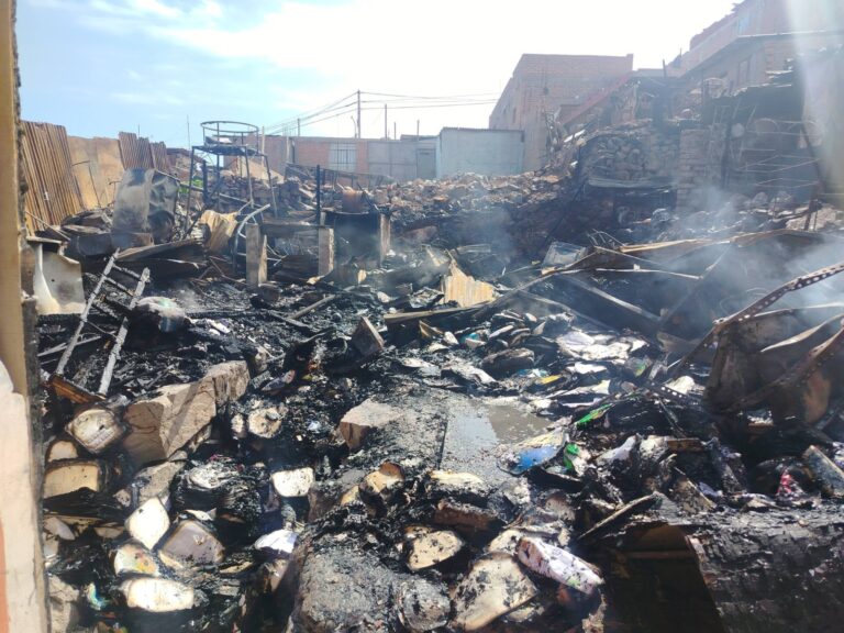 Villa Lourdes: incendio consumió dos viviendas y dejó un adulto mayor herido