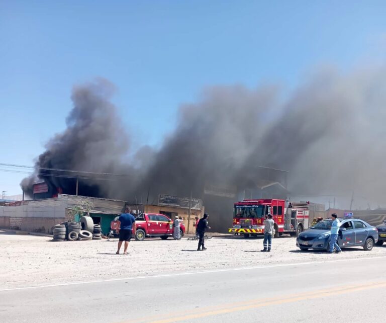 Incendio en taller mecánico deja en cenizas minivan