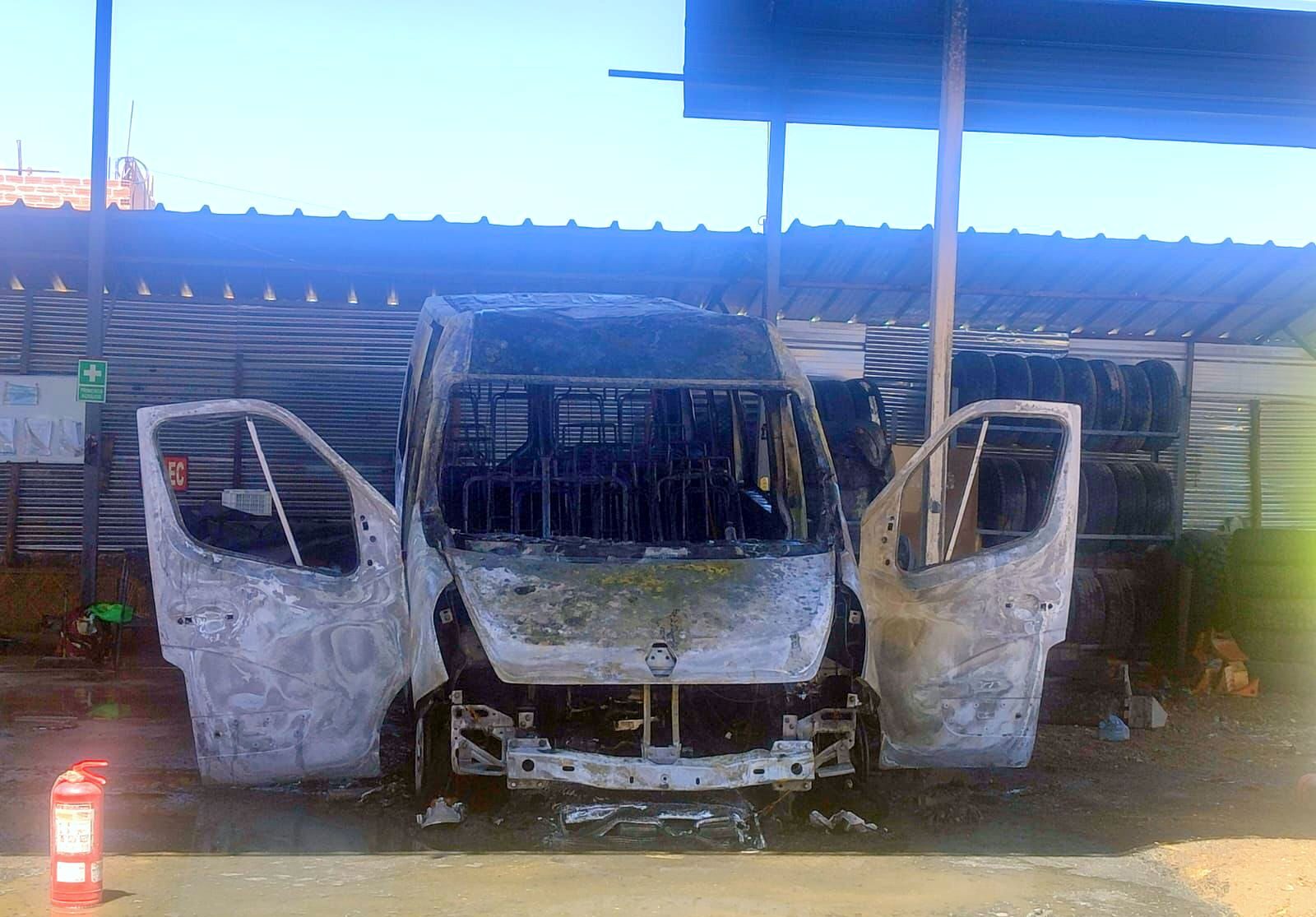 Incendio en taller mecánico deja en cenizas minivan 1 Incendio en taller mecanico genera alarma en Chen Chen 03032026 3 e1772586373642 La Prensa Regional