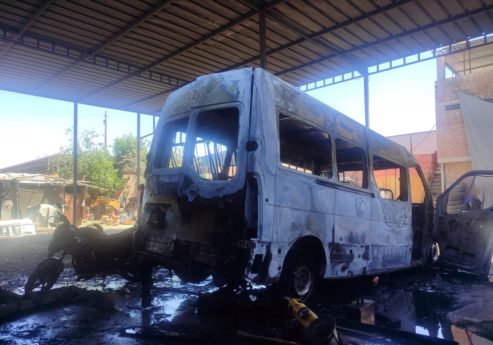 Incendio en taller mecánico deja en cenizas minivan 2 Incendio en taller mecanico genera alarma en Chen Chen 03032026 6 e1772586104852 La Prensa Regional