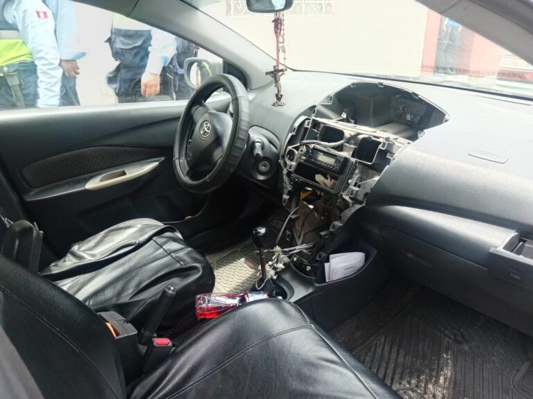 Ilo: Atrapan en flagrancia a sujeto que robaba autopartes de un vehículo 