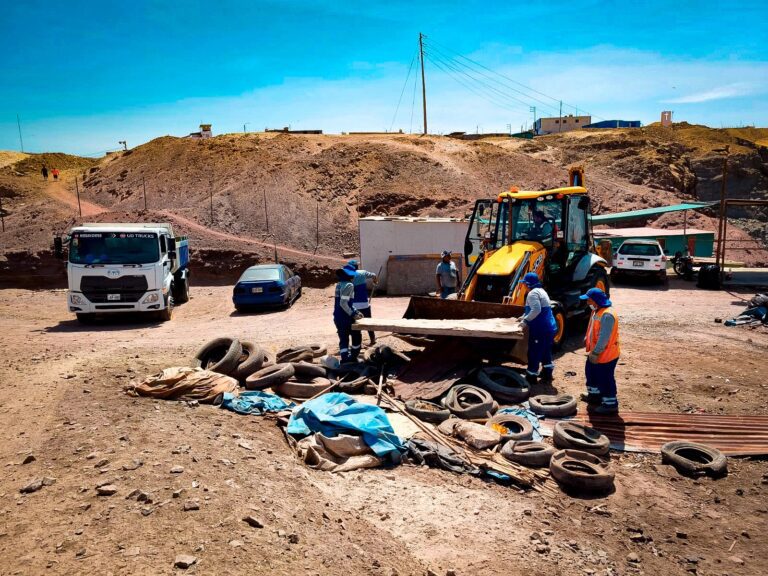 Retiran residuos en muelle El Faro