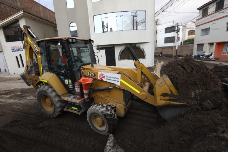 Southern Perú apoyó retiro de 19 mil toneladas de lodo y escombros en Arequipa
